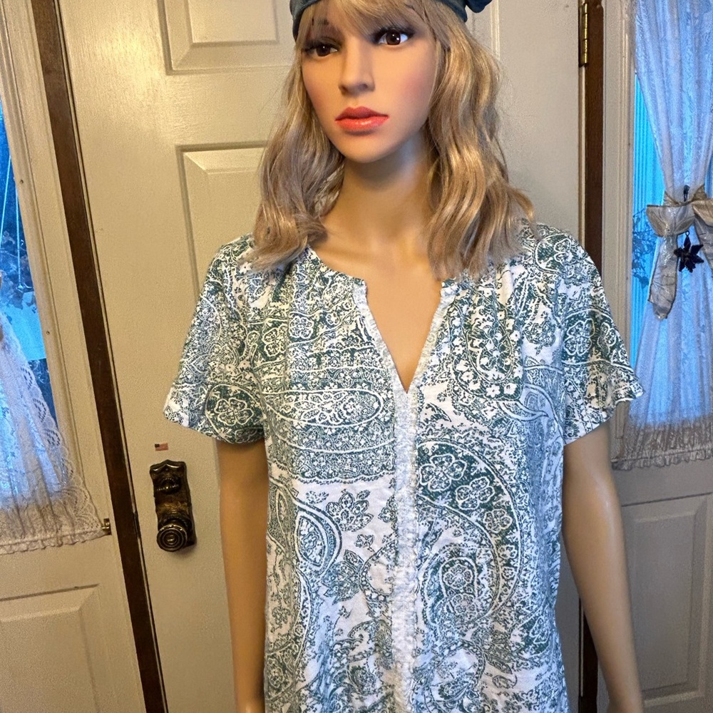 Wonderly XL green/white V-neck top & matching Denim & Co capris XL crop pants